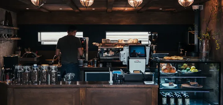 Barista preparando un café